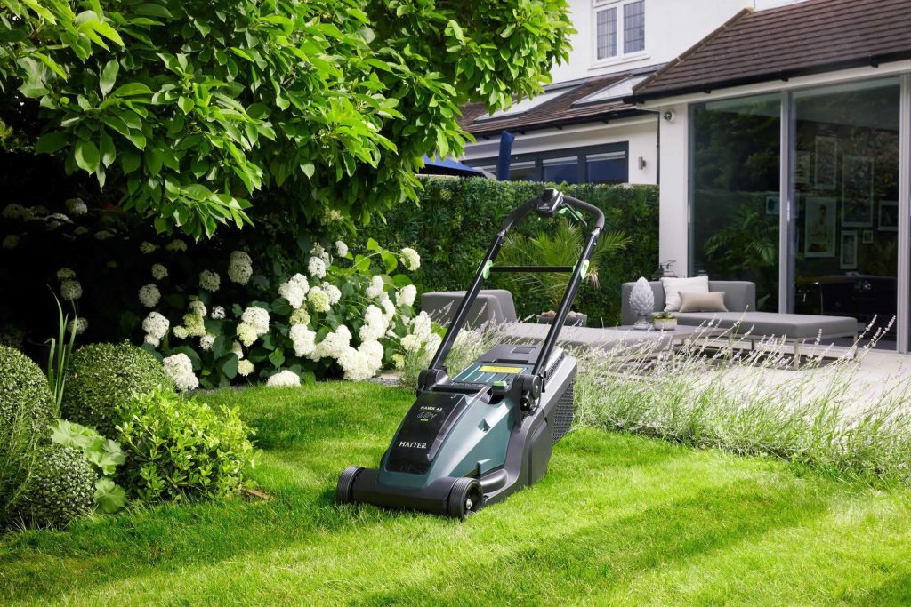 Hayter_Lawnmower_43_Lifestyle_0080 - Mowers Online - Mowers Online