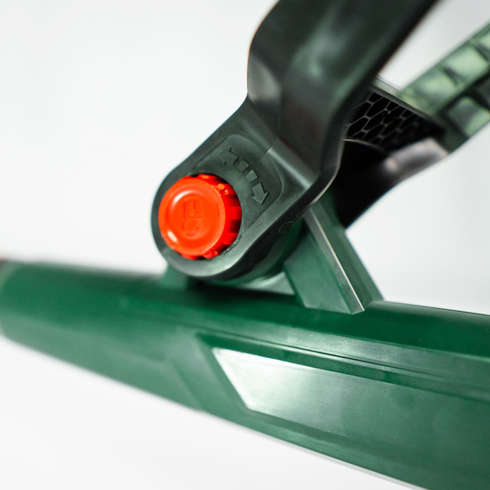 bfdndyb1xav.jpg - Mowers Online Garden pruner with red power button