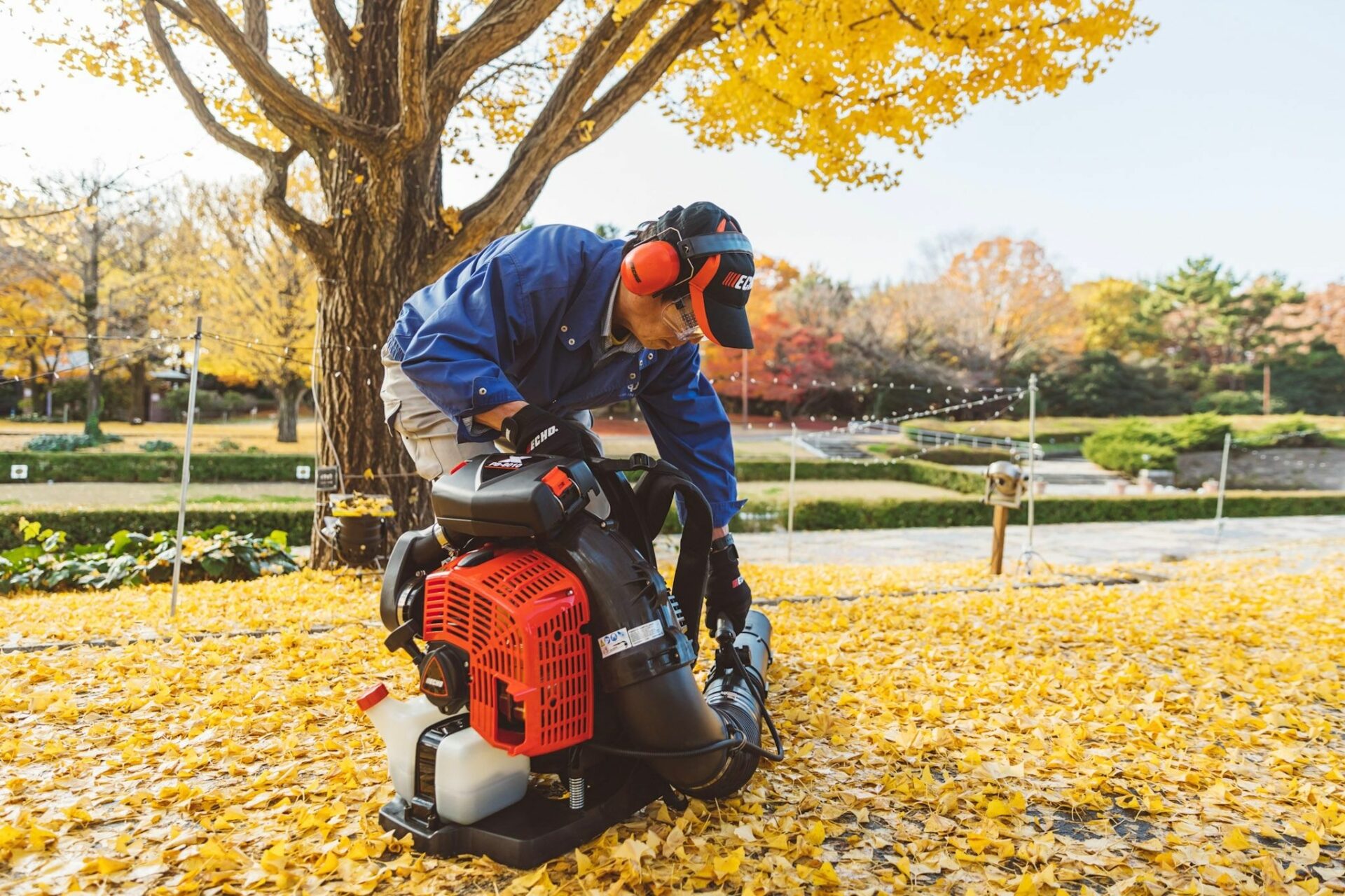 er2ahfoiefl.jpg - Mowers Online Man using backpack leaf blower outdoors