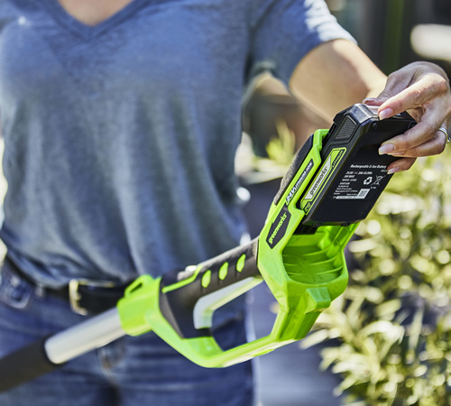 izzrz4ge3ve.jpg - Mowers Online Electric hedge trimmer with lime-green casing