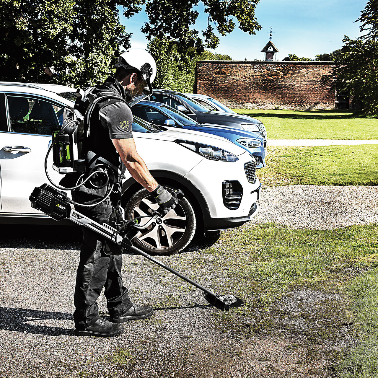v34o0dybj4r.jpg - Mowers Online Man loading bicycle onto vehicle rack